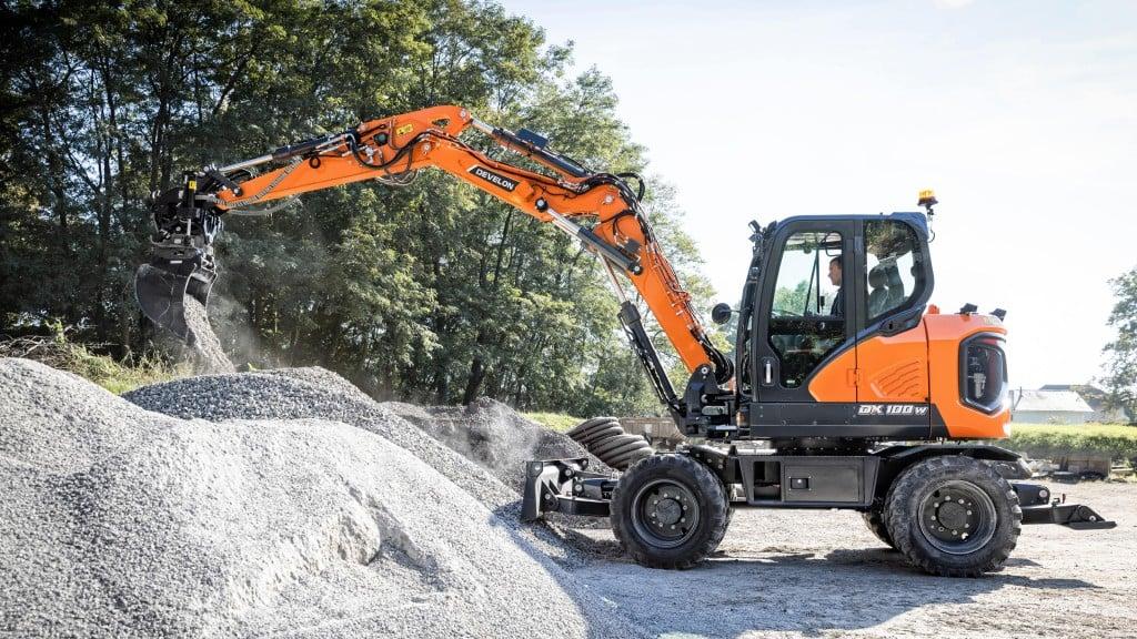 DEVELON lanza su primera miniexcavadora sobre ruedas: DX100W-7 | Mundo Ingeniería
