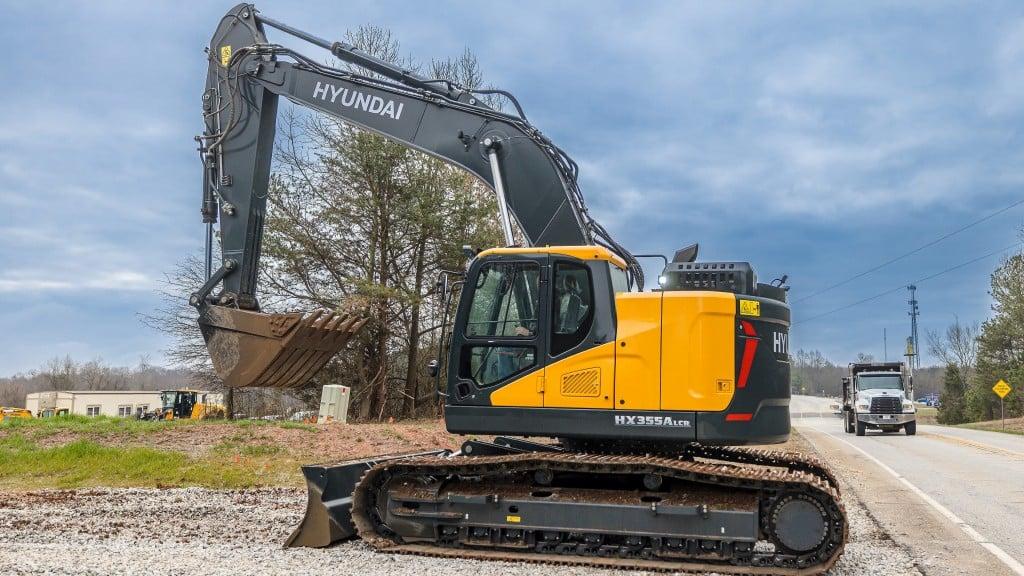 Excavadora hyundai de 35.5 toneladas ajusta potencia del motor y flujo hidráulico a la fuerza de excavación requerida | Mundo Ingeniería
