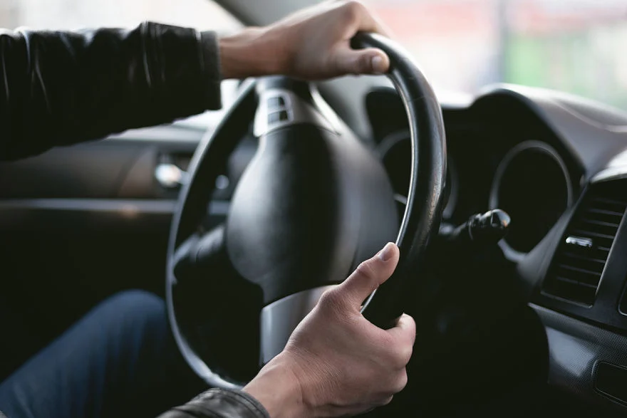 Portada: ¿Por qué se mueve el volante de tu auto? Causas y soluciones del aleteo de la