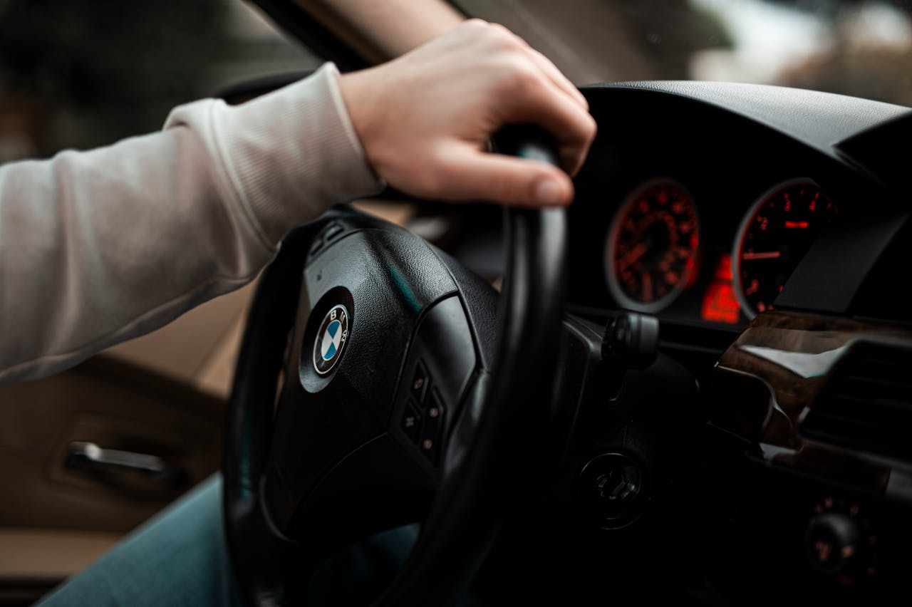 Portada: ¿Por qué oscila el volante de tu auto a baja velocidad? Causas y soluciones de